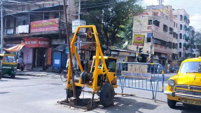 Kolkata stagnant water problem workers cutting silt